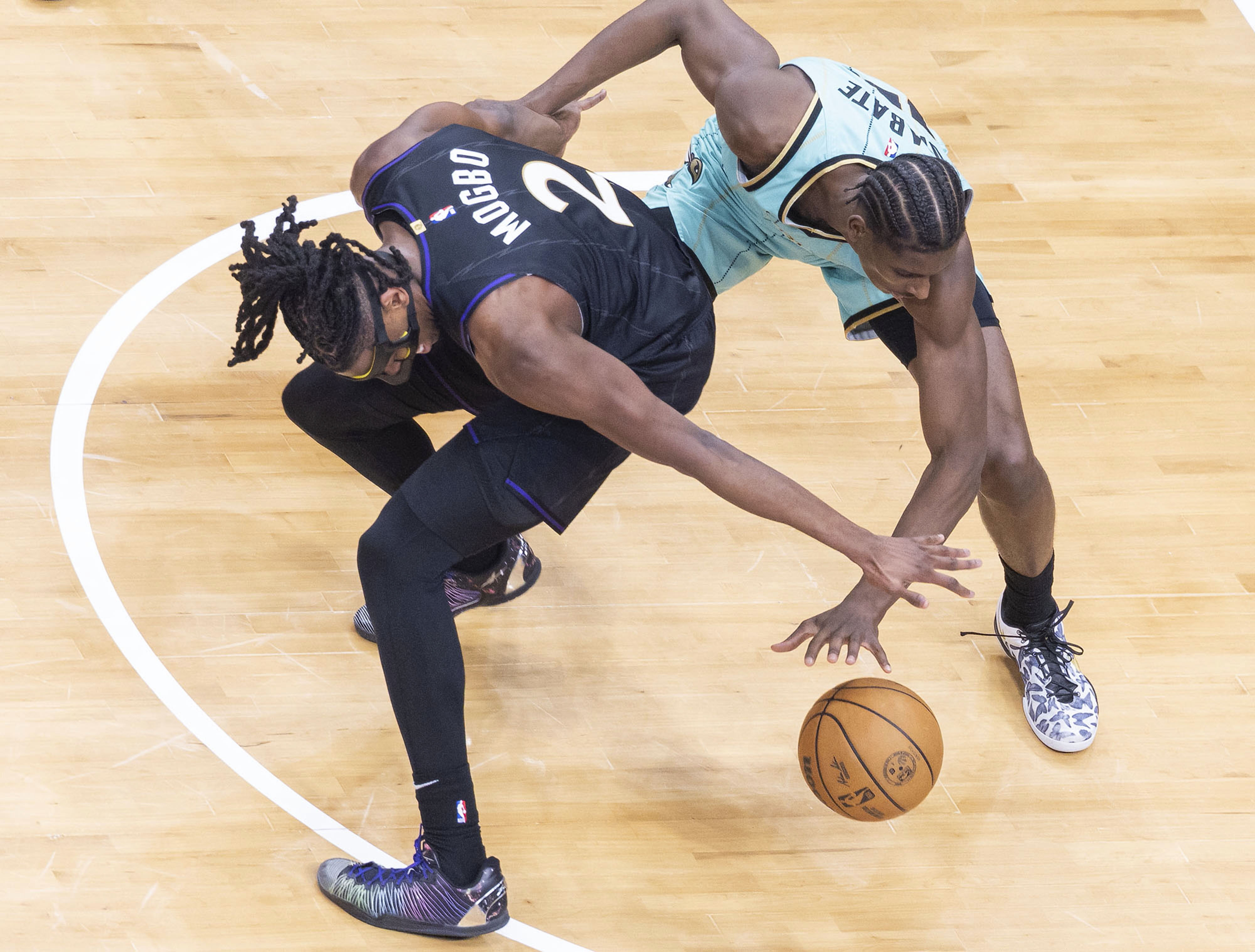 东部震荡：猛龙黄蜂酝酿 3 换 1 交易，双雄剑指季后赛席位