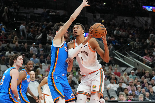 双状元合璧统治赛场！福克斯单节 15 分破质疑，文班 18+18 率马刺双杀残阵鹈鹕